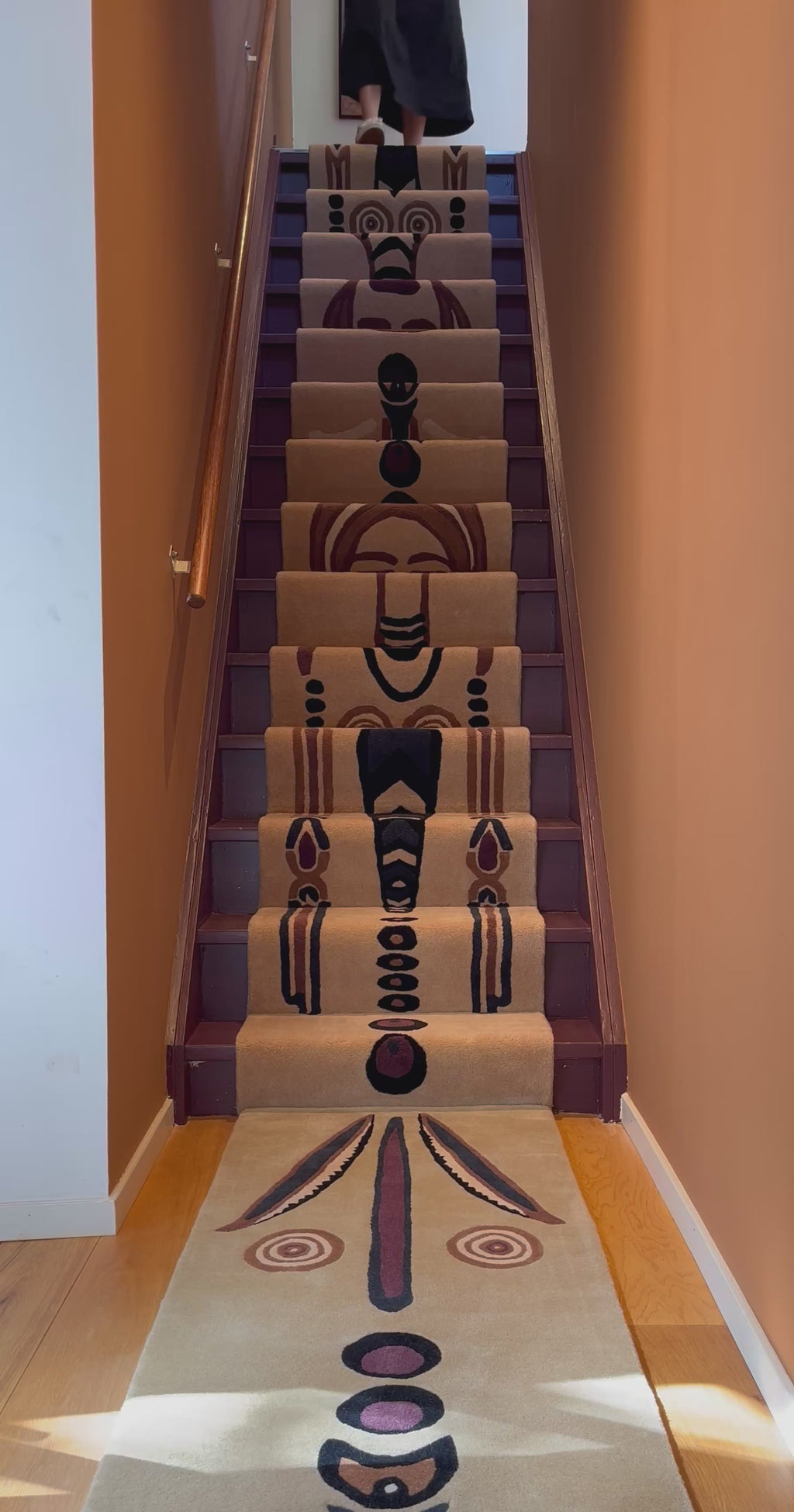 Handgetufte wollen traploper, Female Guardian, 60x650cm